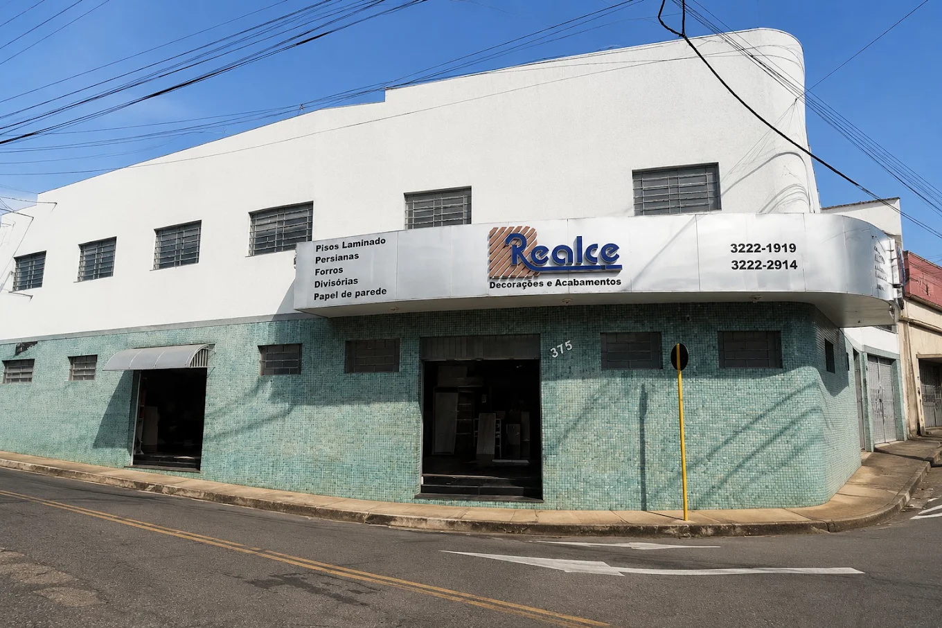 Fachada da Realce Decorações e Acabamentos na esquina da Rua Tiradentes, 375, no Centro de Varginha